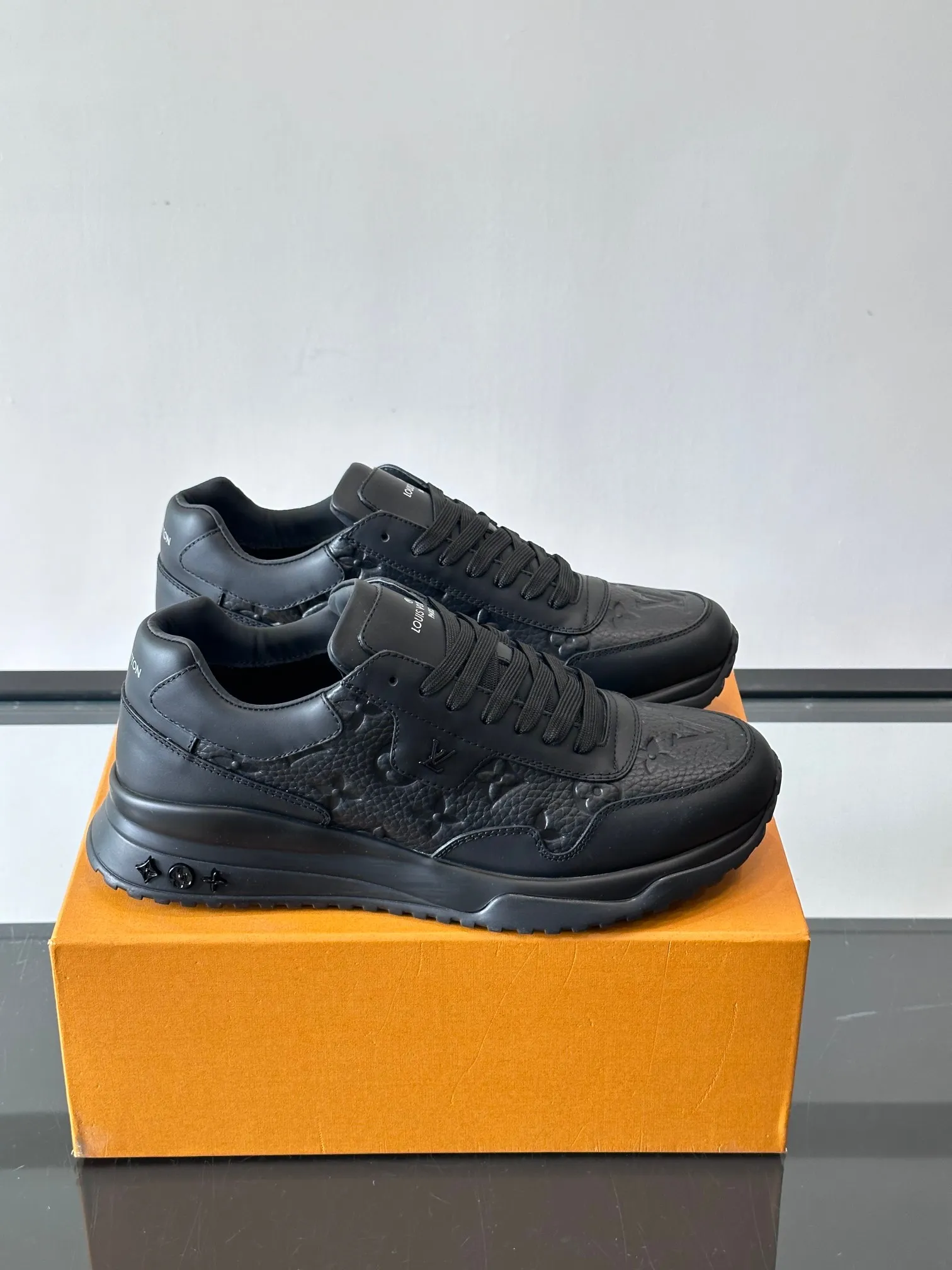 Men's Men's Shoes 💰500 [New Style] 🐡🐡LV🆕RUN AWAY sneakers, this Run Away sneaker is made of first-layer cowhide leather and breathable original material. The wedge-shaped rubber outsole continues the running shoe design, embellished with Monogram flowers, the L V letter is marked on the tongue, and the Louis Vuitton Paris logo is embellished on the back. Paired with brand logo cotton feet, the mesh lining and heel are spliced ​​and wrapped in cowhide, making the upper foot comfortable and breathable! size: 39-44 (38.45.46 customized)